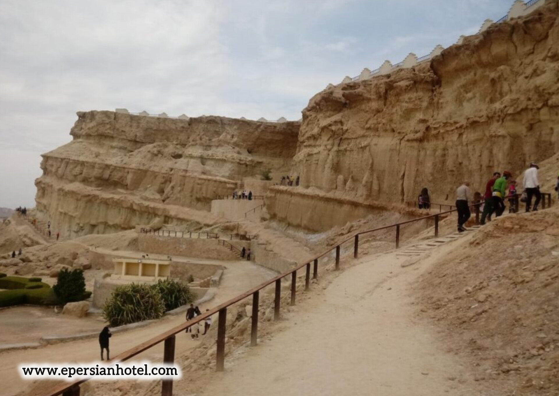 مسیر ورودی غار خربس قشم